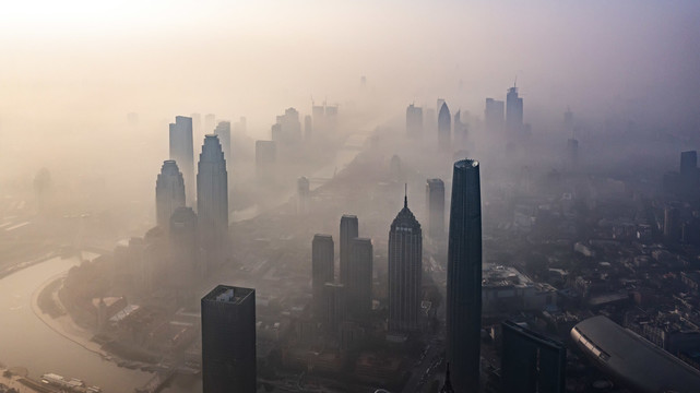 晨雾中的天津城市风光