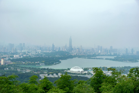 紫金山俯瞰烟雨中南京城