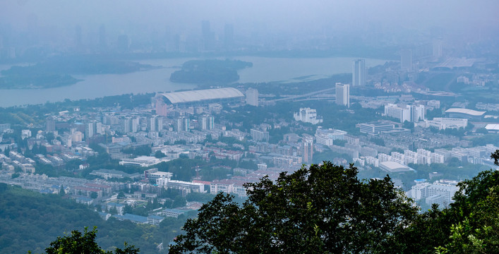 紫金山俯瞰烟雨中南京城