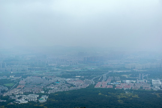 紫金山俯瞰烟雨中南京城