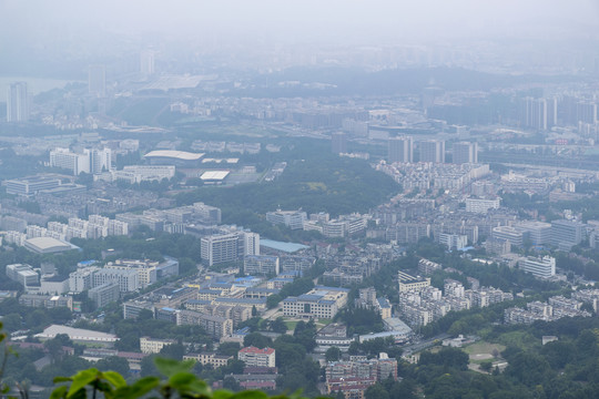 紫金山俯瞰烟雨中南京城