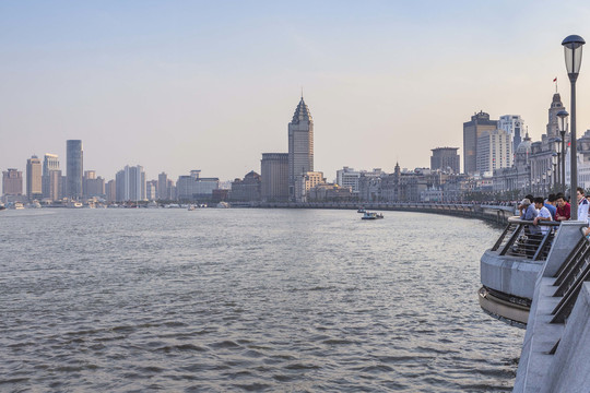 蓝天夕阳黄浦江外滩上海城市风光