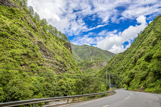 蓝天白云绿色山峰公路