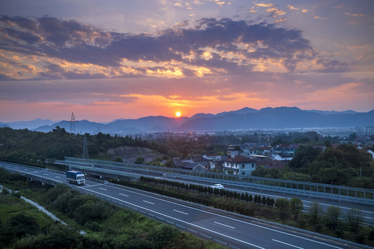 夕阳下的高速公路