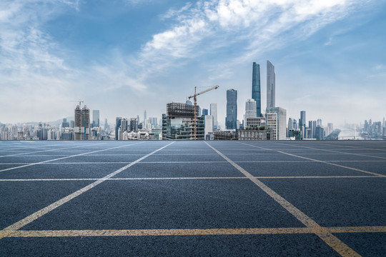 柏油马路和建筑群背景