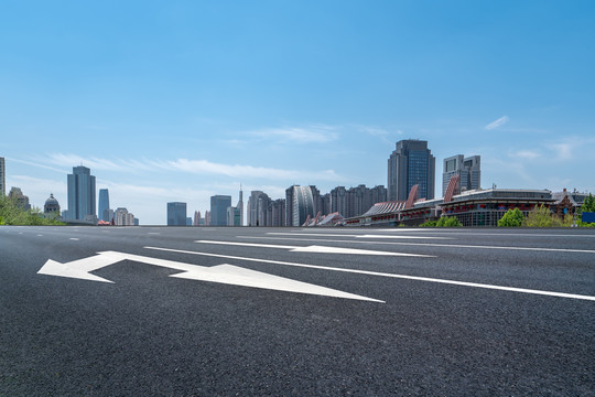 道路地面和城市建筑群背景