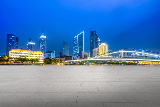 道路地面和城市建筑群背景