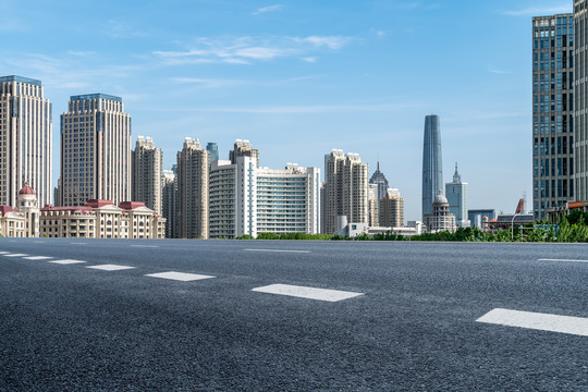 道路地面和城市建筑群背景