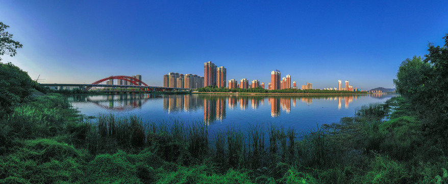 宽幅高清碧水蓝天城市倒影全景