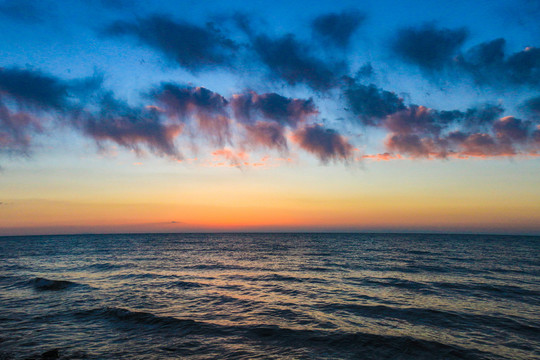 湖面夕阳海上日出