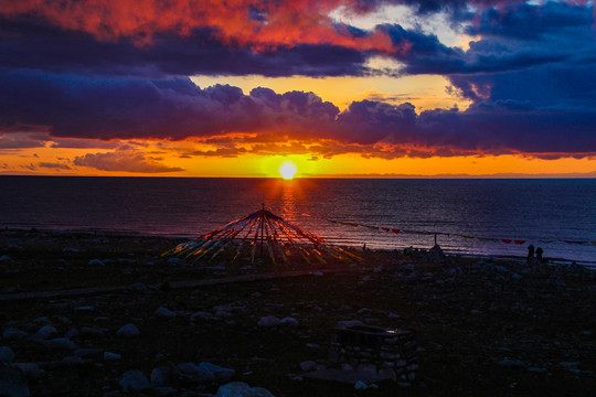 青海湖夕阳日出