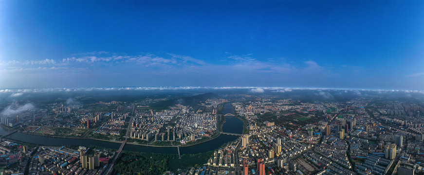 宽幅鸟瞰河流穿过的城市高清大图