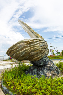 防城港红沙村火山岛大蚝雕塑