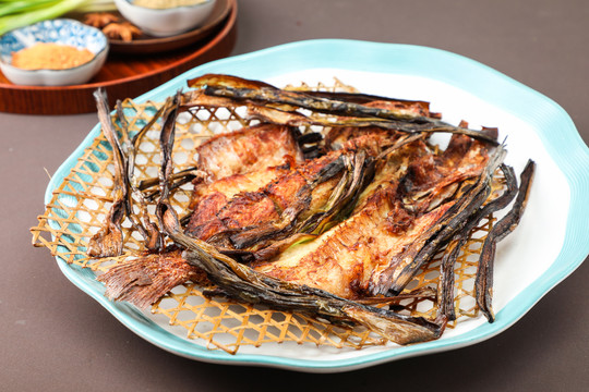 香竹烤鲈鱼