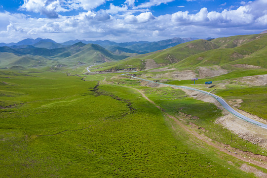 高山牧区蜿蜒公路