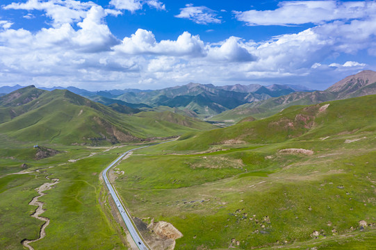 山谷草原道路