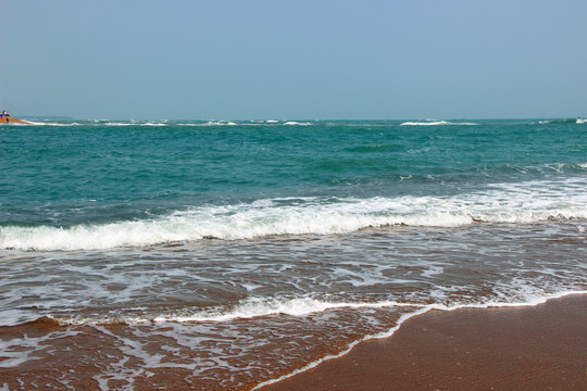 海滩海浪碧绿的海水