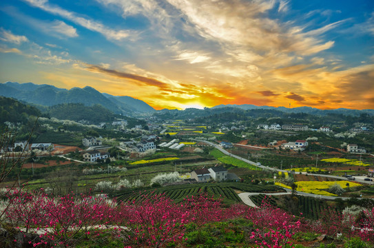 晚霞下的桃花村