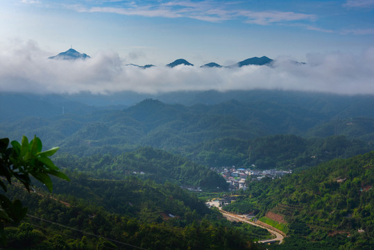 山村晨雾