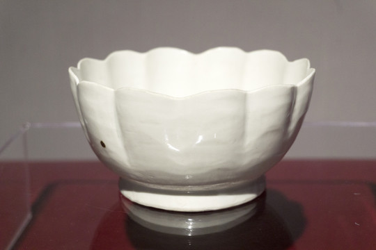 花口白瓷碗