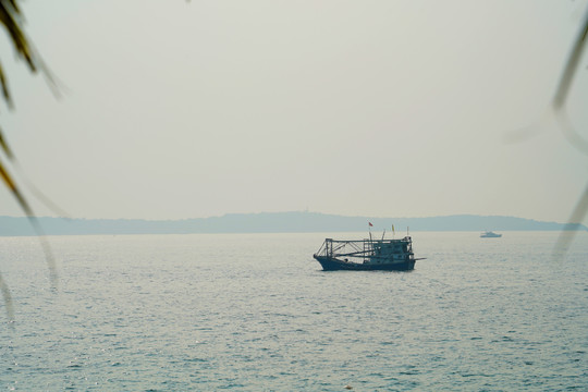 山海风光海面渔船远近船只