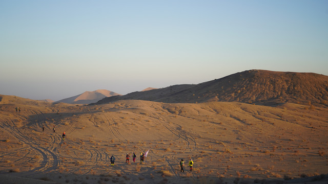 沙漠徒步的人们