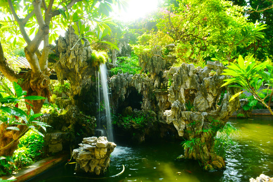 假山瀑布湖景