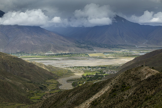 西藏拉萨郊区雅鲁藏布江河谷