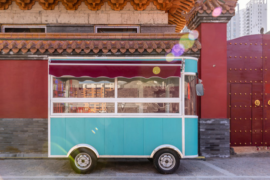 中国宫墙古建筑背景前的室外餐车