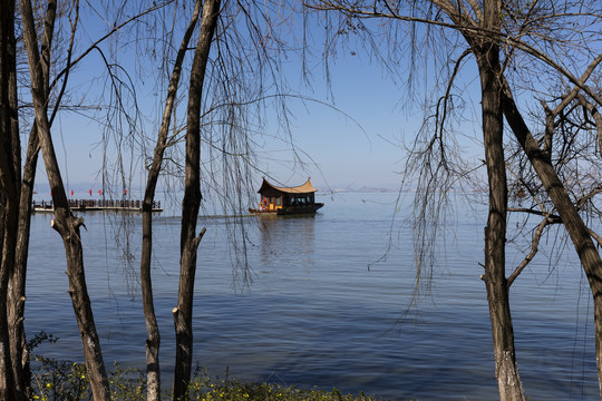 蓝天树林湖泊船