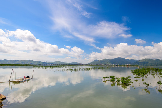 远山湖泊小船