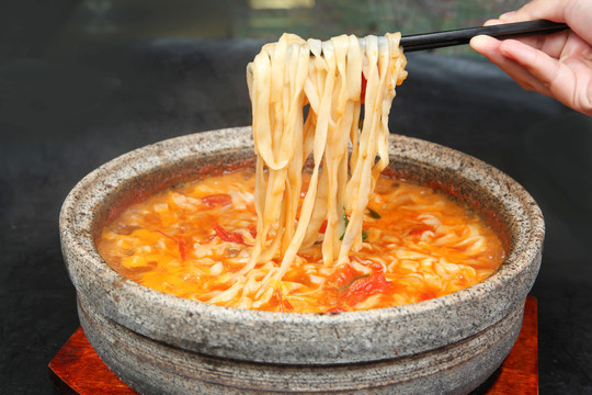 石锅沸腾牛肉面