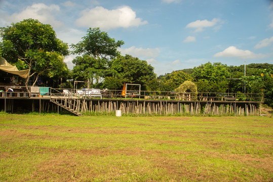 小镇草地小卖铺