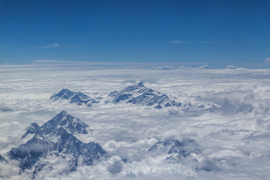 航拍雪山云海