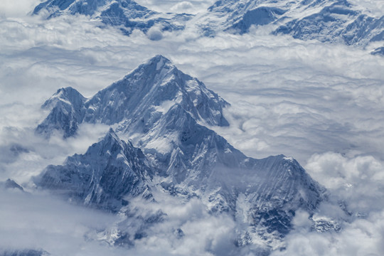 航拍雪山云海