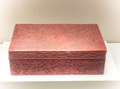 剔红花鸟纹长方盒