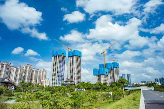 建设中的建筑工地塔吊