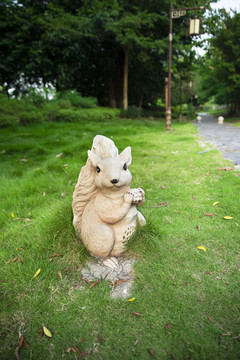 公园广播小喇叭小松鼠雕像