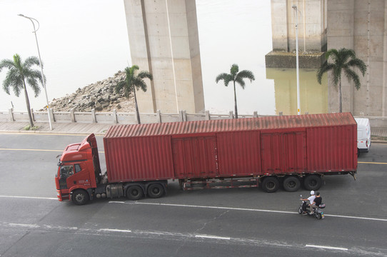 摩托车遇上大货车