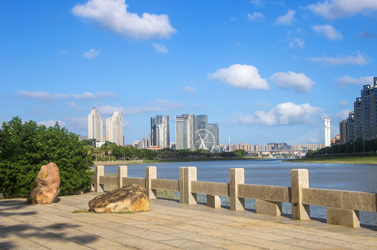 泉州江边城市景