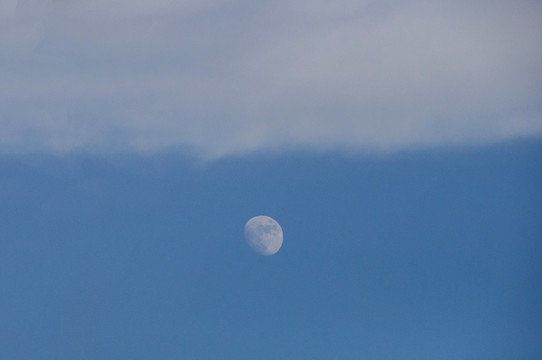 蓝色天空云和月