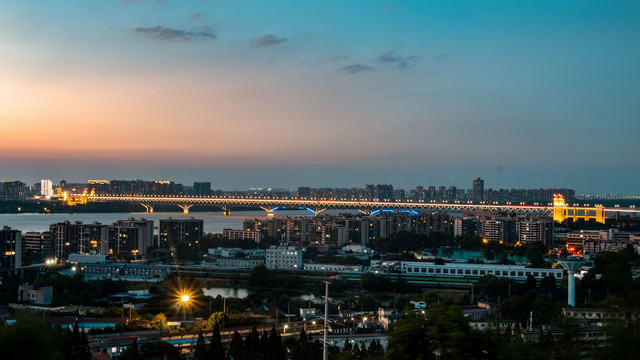 南京长江大桥夜景远眺