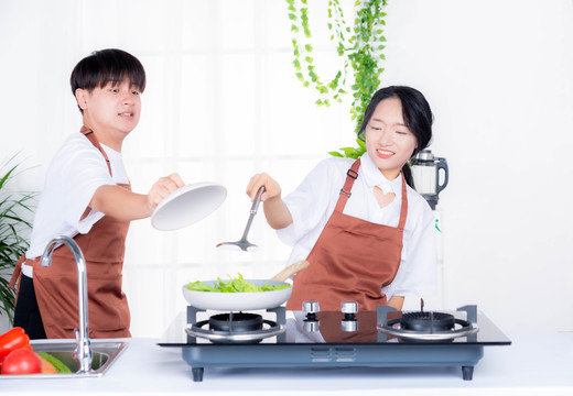 情侣在厨房趣味做饭