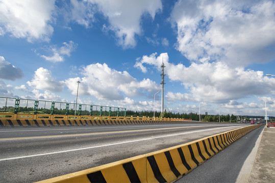 蓝天白云下的城市公路