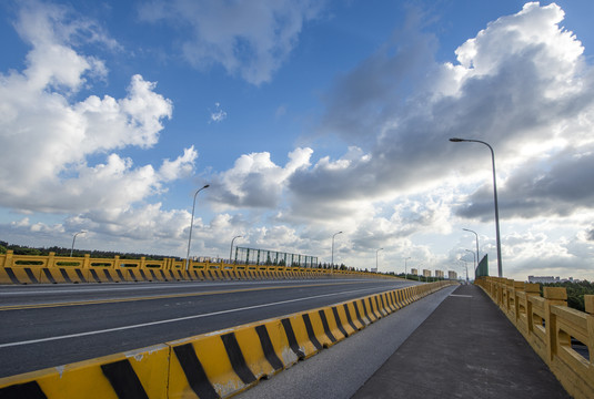 没有汽车的公路桥