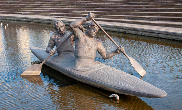皮划艇赛艇运动雕塑