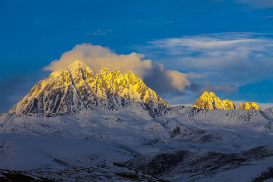 塔公雅拉雪山