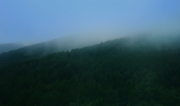 雨雾缭绕