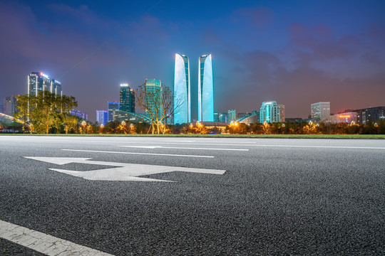 前进的道路和城市夜景