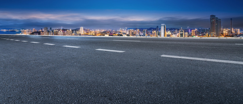 前进的道路和城市夜景